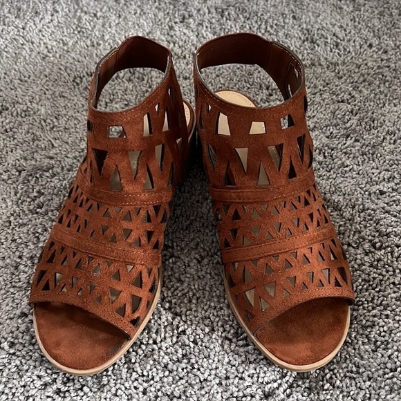 American Eagle Open Toe Laser Cut Out Boho Heels Women’s Size 7.5 - Picture 2 of 10